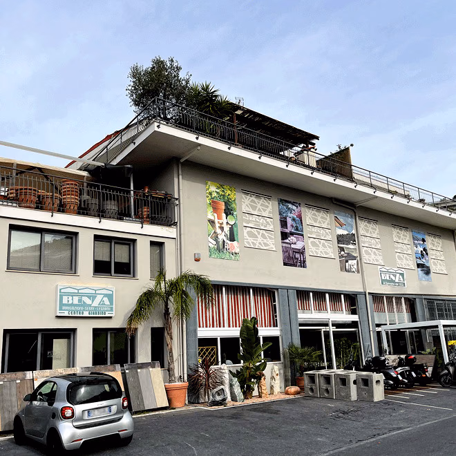 La facciata della sede Benza in via Pascoli a Sanremo, con le insegne